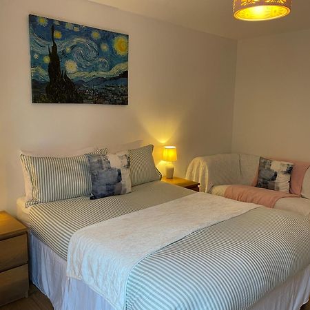 2 Bed, 2 Bath Apartment In Guildford Town Centre With Parking! Exterior photo